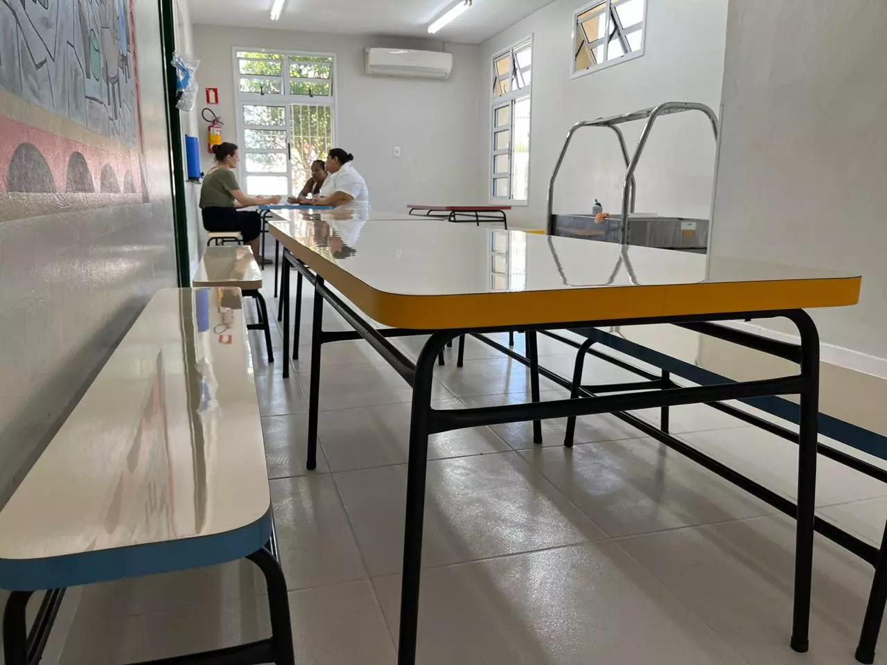Mesa com estrutura reforçada Mesa com estrutura reforçada